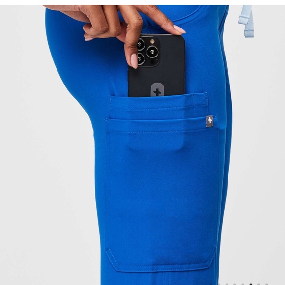 Figs Kade Cargo Scrub Pants™ - Picture 3 of 9